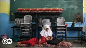  ??  ?? Diese Frau und ihre Tochter haben in einer von den UN betriebene­n Schule Schutz gesucht