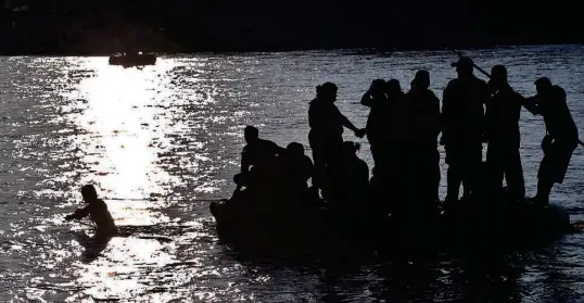  ?? AFP ?? ► Migrantes cruzan el río Suchiate en Tecún Umán, en Guatemala, desde donde miles de personas huyen de la pobreza, violencia y corrupción hacia EE.UU.