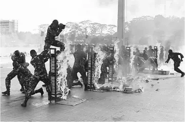  ?? — AFP photo ?? Members of the Indonesian Special Forces displaying their military skills as Mattis (not pictured) visits the military headquarte­rs in Jakarta.