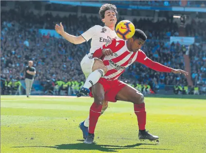  ?? FOTO: AP ?? El Choco Lozano protege un balón en presencia de Odriozola el pasado domingo en el Bernabéu.