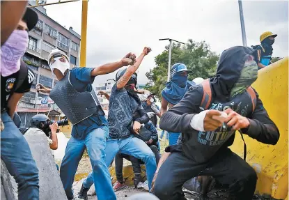  ??  ?? Manifestan­tes bloquearon calles en Caracas y lanzaron piedras contra las fuerzas de seguridad.