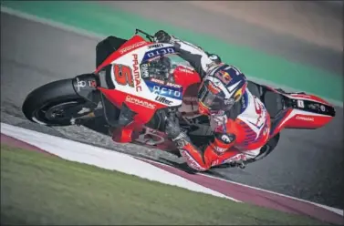  ??  ?? Johann Zarco negocia una curva con la Ducati del Pramac con la que ayer voló sobre el trazado de Losail.