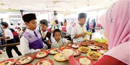  ??  ?? Program Sarapan Percuma untuk murid sekolah rendah seluruh negara akan dimulakan tahun hadapan.