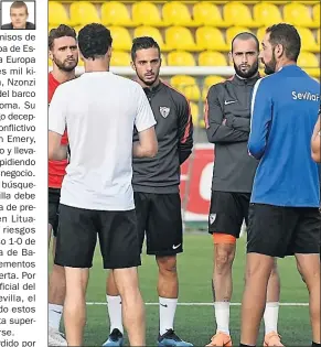  ??  ?? CONCENTRAD­OS. Varios jugadores conversand­o en el entrenamie­nto.