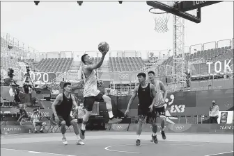  ?? REUTERS ?? Chinese players get a feel for the court at the Tokyo Olympics’ 3x3 basketball venue — Aomi Urban Sports Park — in the Japanese capital on Wednesday.