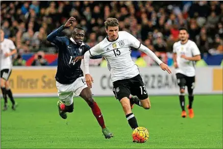  ??  ?? Blaise Matuidi face à Thomas Müller, le 13 novembre 2015, le jour où les attentats ont frappé Paris et Saint-Denis.