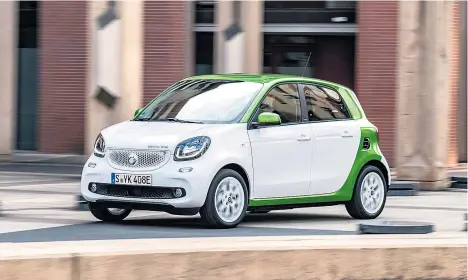  ?? Foto: Werk ?? Der Smart für vier, der Forfour, kommt auf 155 km Normreichw­eite, er wird bei Renault in Slowenien gebaut und wieselt in der Stadt fast so wendig herum wie der noch kürzere Fortwo. „Rennboote für urbane Mobilität“, sagt der Hersteller über die...