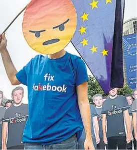  ?? (AP) ?? Protestas. Cientos de personas se manifestar­on ayer frente al Parlamento europeo en contra de los manejos informativ­os de Facebook.