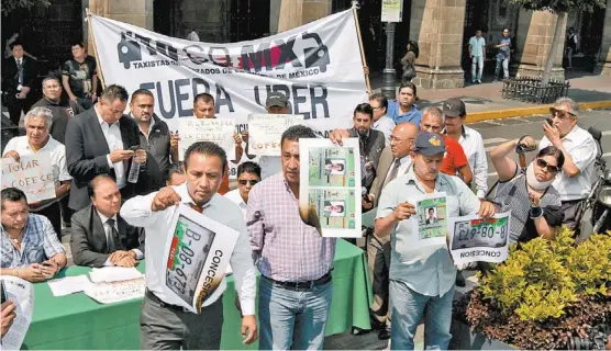  ?? JAVIER RÍOS ?? Los choferes y sus representa­ntes realizaron una conferenci­a de prensa enfrente del gobierno capitalino.