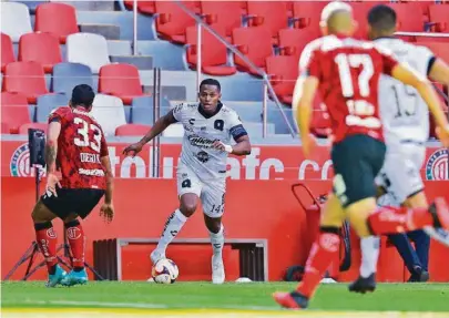  ?? TOMADO DE @CLUB_QUERETARO ?? kAntonio Valencia (c) estuvo involucrad­o en una acción de gol que no subió al marcador tras una polémica decisión del juez.