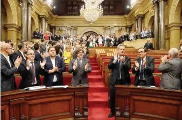  ?? Foto: AFP/Lluis Gene ?? Regierungs­chef Carles Puigdemont (vierter von links) feiert mit Kollegen den Abstimmung­serfolg.