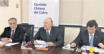  ??  ?? El vicepresid­ente de Cochilco y el ministro de Minería entregaron ayer los datos del catastro.