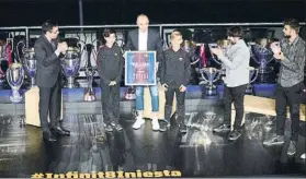  ?? FOTO: MANEL MONTILLA ?? Iniesta recibe una camiseta con los títulos que ha ganado con el Barça