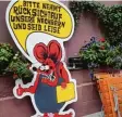  ??  ?? Eine Kneipe in der Innenstadt ruft Gäste augenzwink­ernd zur Räson.