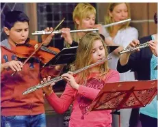  ?? FOTO: JEAN M. LAFFITAU ?? Die Musikschul­e bietet viele Möglichkei­ten, gemeinsam zu musizieren. Etwa im Ensemble Kunterbunt, das offen für jedes Alter ist.