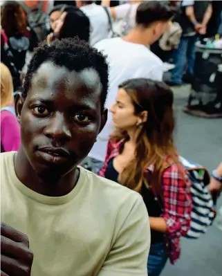  ?? (Laporta) ?? A NapoliLa protesta per la morte di Soumaila Sacko, il migrante maliano di 29 anni ucciso da una fucilata mentre con due connaziona­li tentava di portar via delle lamiere da una fabbrica dismessa