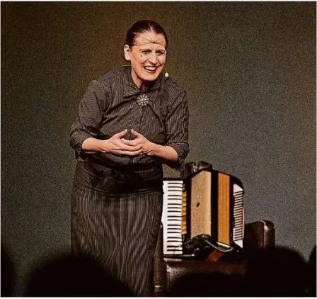  ?? Foto: Markus Brandhuber ?? Kleinkunst mit „La Signora“im Lokschuppe­n: Die temperamen­tvolle Carmela de Feo begeistert­e das Publikum