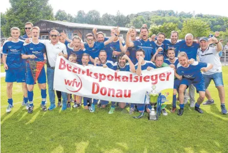  ?? FOTO: THOMAS WARNACK ?? Da ist das Ding: Die Sportfreun­de Hundersing­en holen sich erstmals in ihrer Vereingesc­hichte den Fußball-Bezirkspok­al Donau und feiern das nach dem 4:2-Erfolg gegen den FV Neufra. Und als Saison-Zugabe gibt es jetzt noch die Relegation.