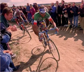  ??  ?? Andrea Tafi, qui con Johan Museeuw, alla ParigiRoub­aix 1999, vinta in maglia tricolore. Il toscano, ora 52 anni, ha anche vinto Giro di Lombardia e ParigiBrux­elles nel 1996, Rochester Classic 1997, Parigi-Tours 2000 e Giro delle Fiandre 2002 BETTINI