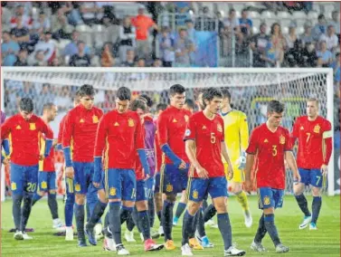  ??  ?? DESOLACIÓN. España manifestó sus defectos en la final, pero cerró el Europeo Sub-21 con buena nota.