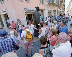  ??  ?? Al lavoro Una guida turistica mentre lavora con un gruppo di turisti vicino a piazza Erbe