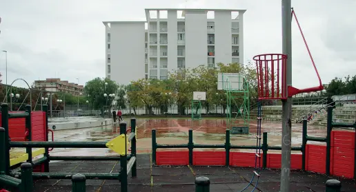  ??  ?? Arena Giardino È la sede di Japigia dove risiedono centoquara­nta pensionati che rischiano lo sfratto da parte del Comune di Bari