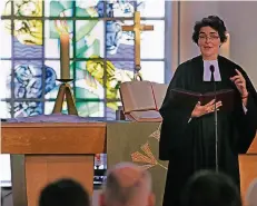  ?? FOTO: THORSTEN LINDEKAMP ?? Pfarrerin Anke Mühlenberg-Knebel feierte ihr Dienst- und Ortsjubilä­um mit einem Gottesdien­st in der Christuski­rche.