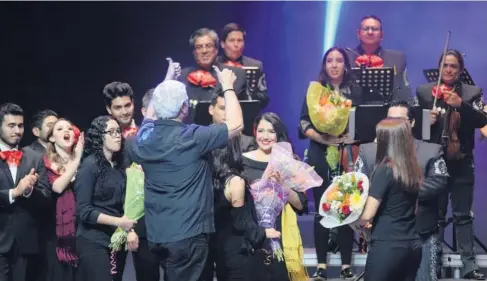  ?? JAVIER PADILLA ?? ÉXITO. El maestro Enrique Patrón de Rueda felicita a todo el equipo al finalizar el concierto.