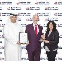  ??  ?? Laila Al-Qatami and Ahmed Al-Fassam receiving the award on behalf of Gulf Bank.