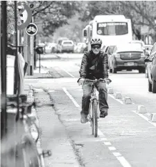  ??  ?? Cerca de 60 ciclistas participar­on de una bicicletea­da para hacer visible la única ciclovía trazada en la ciudad.