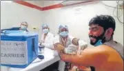  ?? DEEPAK GUPTA/HT PHOTO ?? A cop getting vaccinated at Civil Hospital in Lucknow on Thursday.