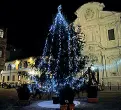  ??  ?? L’albero di Natale di 10 metri