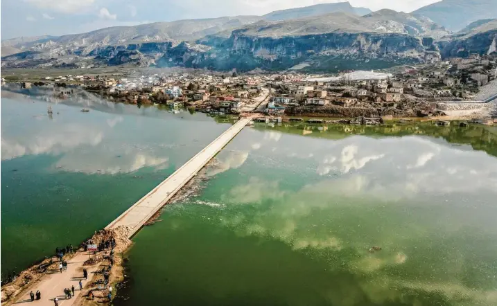  ?? Foto: Bulent Kilic, Getty Images ?? Hasankeyf steht das Wasser buchstäbli­ch bis zum Hals: In einigen Wochen, wenn der Tigris-Pegel weiter steigt, wird von der Stadt im Südosten der Türkei nichts mehr zu sehen sein.