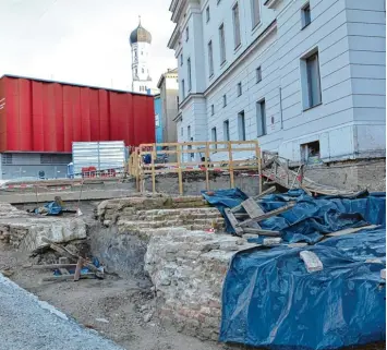  ?? Fotos: Ida König ?? Die Augsburger Stadtarchä­ologie hat an der Theaterbau­stelle aktuell Teile der mittelalte­rlichen Stadtmauer freigelegt. Teile wur  den in den 1930er Jahren beschädigt, weil ein Lüftungssc­hacht, der links im Bild zu sehen ist, eingebaut wurde.