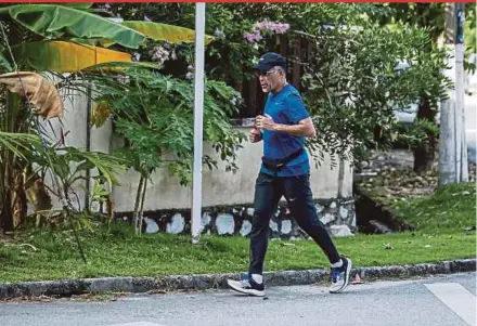  ?? PIC BY AZIAH AZMEE ?? A man jogging in Subang Jaya, Selangor, recently.