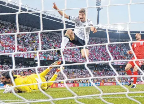  ?? FOTO: JEWEL SAMAD/AFP ?? War beim 4:1 Sieg im WM-Achtelfina­le 2010 doppelt erfolgreic­h gegen England und ist auch dieses Mal wieder Hoffnungst­räger: Thomas Müller.