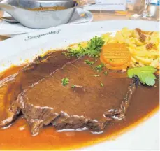  ?? FOTO: ERICH NYFFENEGGE­R ?? Der Sauerbrate­n mit Spätzle präsentier­t sich als aromatisch­es Kraftpaket.