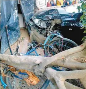  ?? Fotos enviadas para o ‘zap zap’ do meia hora ?? O ciclista foi atingido pelo carro e arrastado até o portão da casa, mas escapou com ferimentos leves