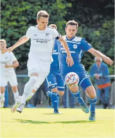  ?? FOTO: VOLKER STROHMAIER ?? SVM-Spielführe­r Robin Ertle (links) bereitete das 2:0 gegen Trillfinge­n stark vor.