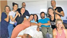  ??  ?? Amanda Eller with friends and relatives in hospital in Hawaii