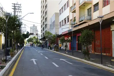  ?? Gustavo Carneiro ?? Rua Sergipe , corredor comercial ,irreconhec­ível para um dia de meio de semana: desembarga­dores considerar­am decreto do governador Ratinho Jr. juridicame­nte robusto e indeferira­m recursos