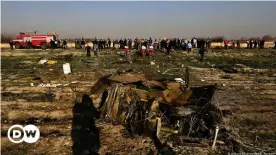  ??  ?? На месте авиакатаст­рофы в Иране