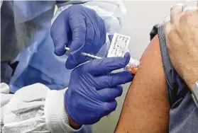  ?? Ted S. Warren / AP ?? En esta foto de archivo, Neal Browning recibe una vacuna como voluntario de los ensayos clínicos contra el COVID-19 en Seattle.