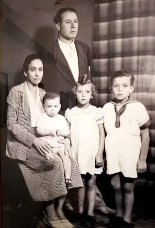  ?? ?? La foto
Francesco Avallone nella foto , scattata poco prima dell’occupazion­e titina di Fiume, è il bambino più piccolo in braccio alla madre Anna Casaburi. I fratellini, oggi defunti, si chiamavano Pasquale, che aveva 10 anni quella maledetta mattina del 3 maggio 1945 quando vennero a prendergli il papà, e Concetta di 7. Raffaele Avallone era una guardia scelta che con il questore Giovanni Palatucci salvò migliaia di ebrei dai lager.