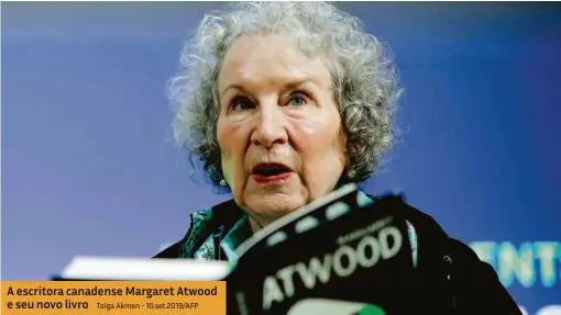  ?? Tolga Akmen - 10.set.2019/afp ?? A escritora canadense Margaret Atwood e seu novo livro