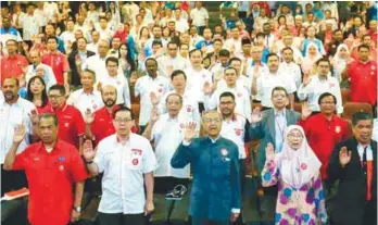  ??  ?? PH leaders and candidates taking their pledge during the party's briefing session at the Petaling Jaya City Council auditorium yesterday.