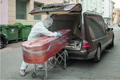  ?? EFE ?? Recogida del cadáver de un anciano de una residencia de Valencia a finales del año pasado