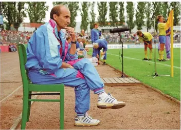  ?? FOTO: IMAGO ?? Ballonseid­e statt Seidenscha­l: Im schicken Trainingsa­nzug saß Horst Ehrmantrau­t von 1991 bis 1996 als Trainer des SV Meppen am Spielfeldr­and. Mit dem Saarländer erlebte der kleine Verein in der 2. Bundesliga seine größte Zeit.