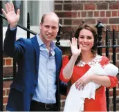  ?? PHOTO AFP ?? Le duc et la duchesse de Cambridge ont présenté le nouveau petit prince à la foule et aux médias, lundi dernier.