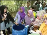  ??  ?? BEKAL SOSIALISAS­I: Rodiyatul (kiri) menjelaska­n cara mengolah sampah kepada kader KPL I ZWA.